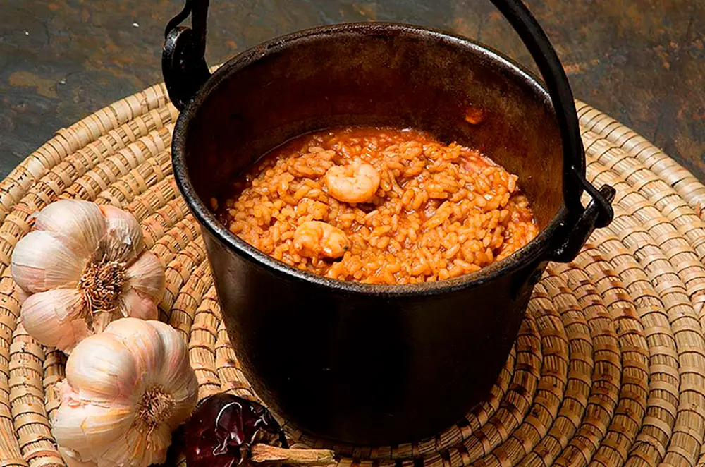 ARROZ CALDERO - Típico de la zona del Mar Menor, caldoso y de sabor intenso gracias a su sofrito, se puede poner con o sin pescado. El arroz que comería un valenciano