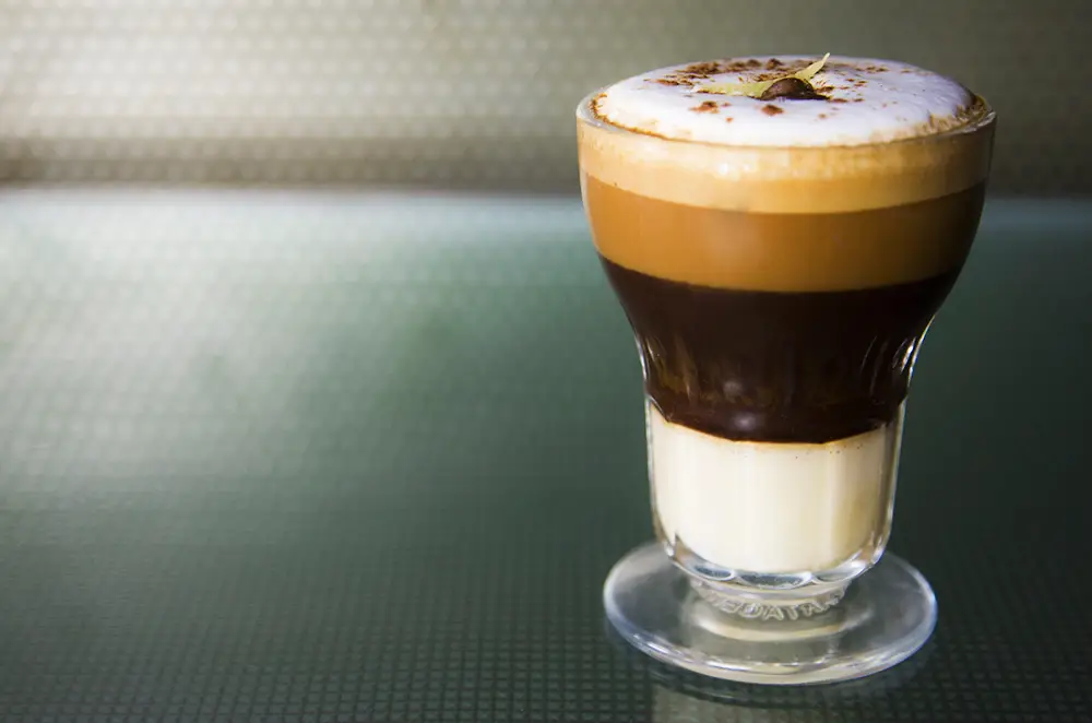 CAFÉ ASIÁTICO - Carajillo de café con leche condensada y licor 43, ralladura de limón, canela y granos de café. Un café para los muy cafeteros