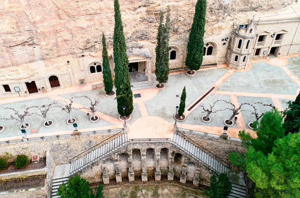 CALASPARRA - La ciudad del arroz, coronada con el Santuario de la Esperanza, integrado en la roca de la montaña junto al Río Segura