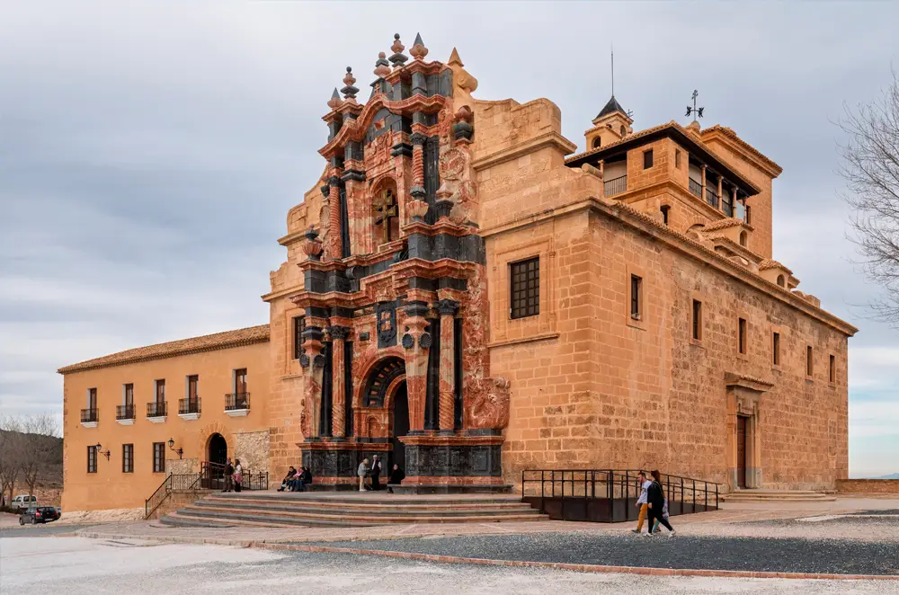 CARAVACA DE LA CRUZ - Su castillo, donde se ubica el Santuario de la Vera Cruz y la Cruz de Caravaca, así como las Fuentes del Marqués merecen una visita