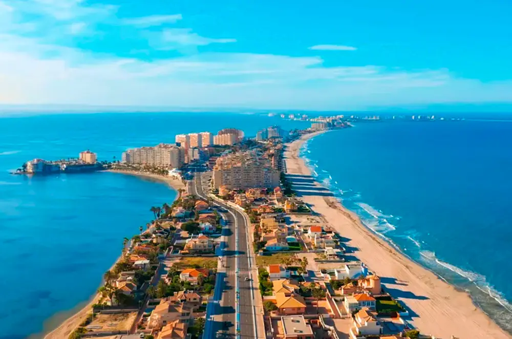 MAR MENOR - Una anomalía de la naturaleza, la emblemática lengua de tierra que separa la laguna salada del Mar Menor del Mar Mediterráneo