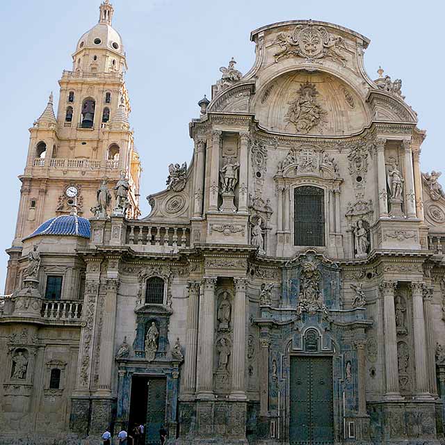 CATEDRAL DE MURCIA - El monumento más emblemático de Murcia y una de las mejores muestras del Barroco en España es la Catedral de Santa María, situada en la Plaza del Cardenal Belluga