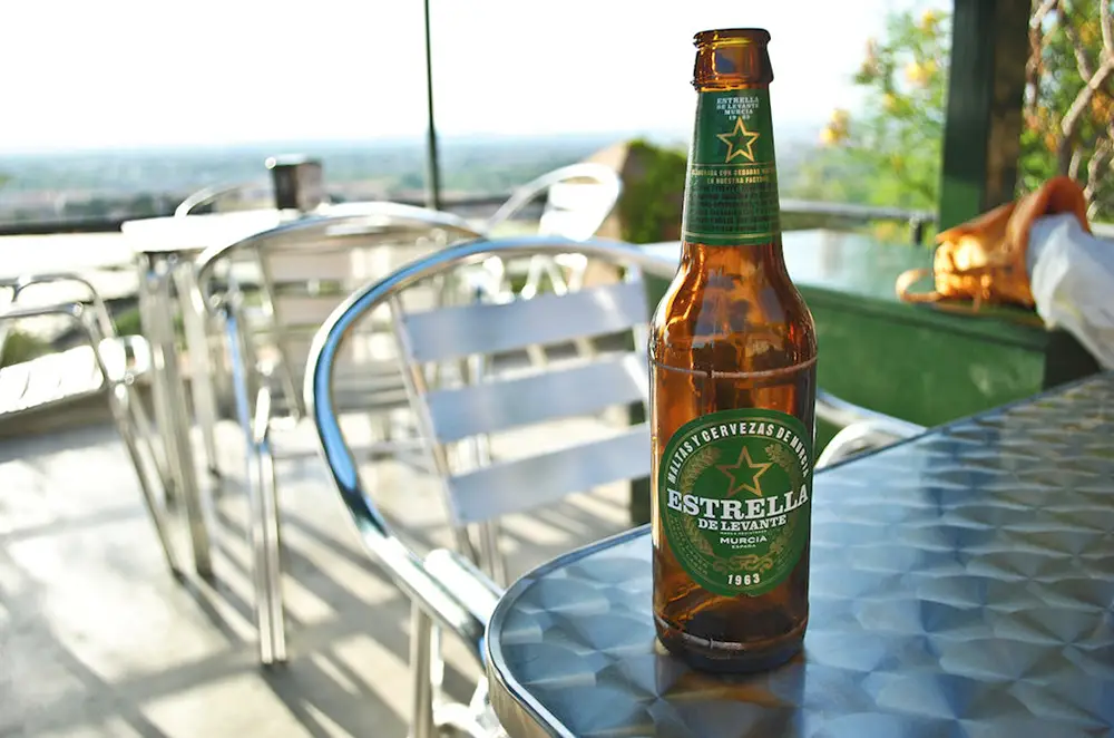 ESTRELLA DE LEVANTE - Nuestra cerveza, con carácter y personalidad. Un quintico de estrella detrás de otro