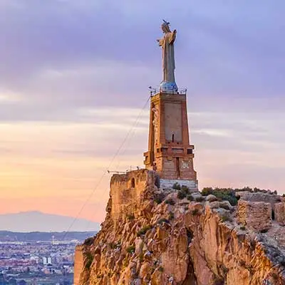 CASTILLO DE MONTEAGUDO - Está enclavado en un impresionante puntal rocoso que se eleva 149 metros sobre el nivel del mar y coronado por la estatua del Sagrado Corazón de 14 metros. Es un icono de Murcia