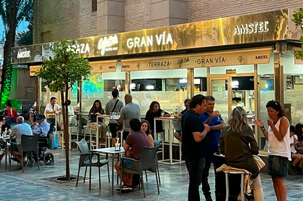 CAFÉ BAR GRAN VÍA - El sitio perfecto para hacer una parada de cerveza y tapa en una ubicación top. Las mejores marineras las hacen ellos