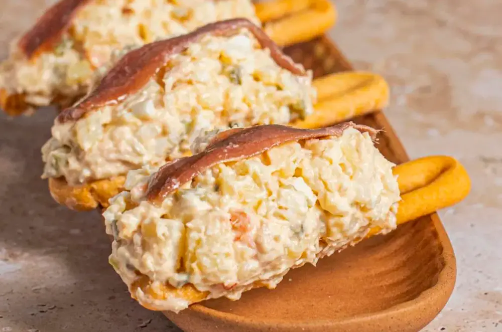 MARINERAS - El emblema de la región, la tapa perfecta. Rosquilla crujiente, ensaladilla y anchoa, o boquerón si es marinero