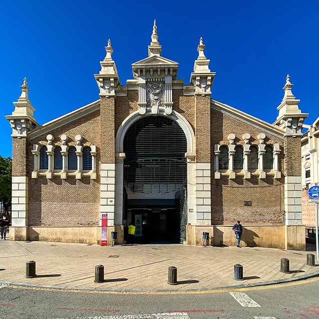 MERCADO DE VERÓNICAS - Es una de las principales plazas de abastos de la ciudad, donde deleitarte con los mejores productos de la huerta y del mar. Además, puedes degustarlos en sus bares