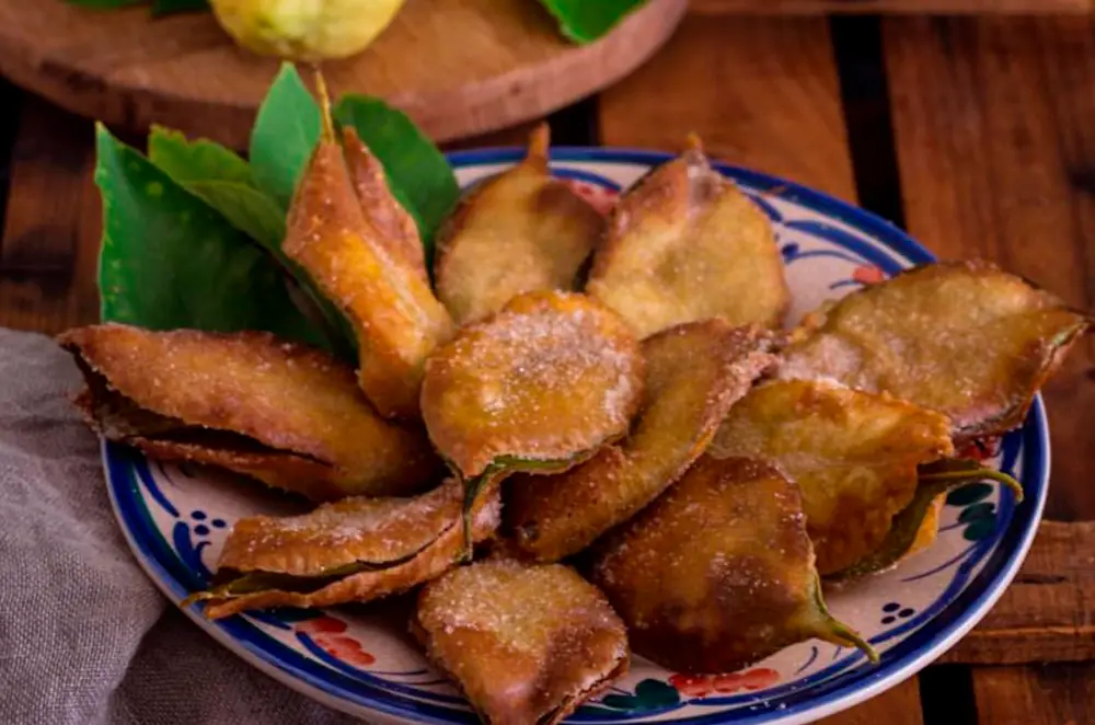 PAPARAJOTE - El postre de Murcia, hoja de limonero recubierta de una masa frita con azucar. Tú decides si comerte la hoja