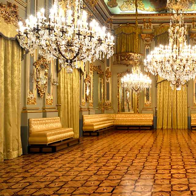 REAL CASINO DE MURCIA - Una maravillosa edificación en plena Trapería, en la que tras una espléndida fachada, se halla un edificio, desbordante de arte y arquitectura de un gusto exquisito