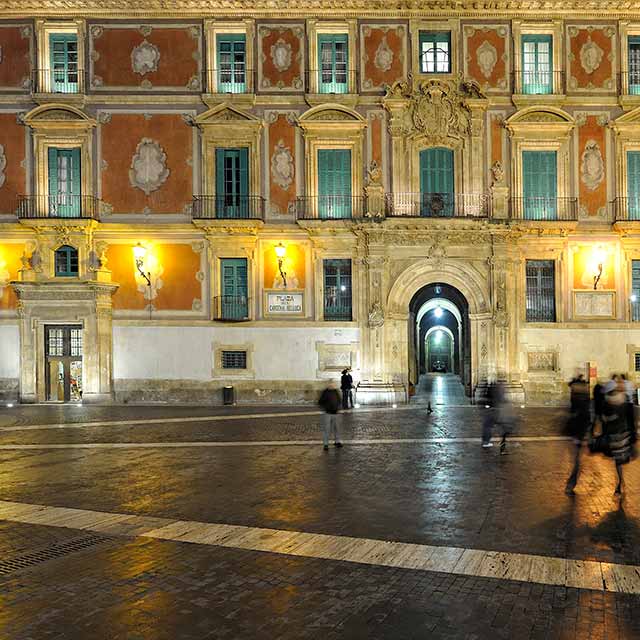 PALACIO EPISCOPAL - El majestuoso palacio de la Diócesis te transportará al arte italiano. Situado el plaza de la Catedral, puedes admirarlo sentado desde cualquier terraza. Por la noche tiene una iluminación espectacular