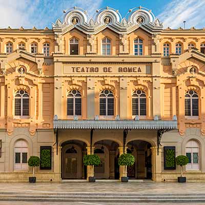 TEATRO ROMEA - Uno de los teatros más bonitos de España, situado en el corazón de la Plaza de Julián Romea, es otro lugar encantador de visita obligada
