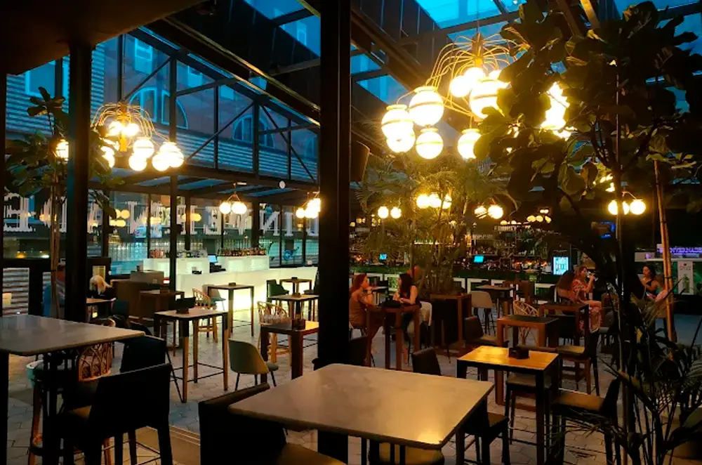 EL INVERNADERO - Uno de los sitios de moda, junto al mercado gastronómico del Mercado de Correos