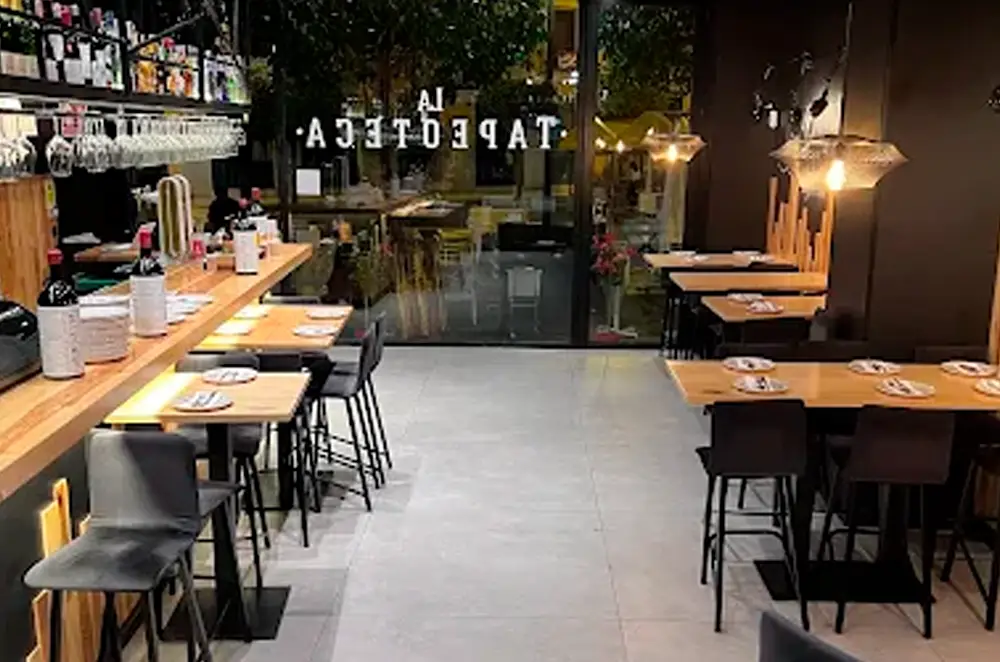 LA TAPEOTECA - Su ubicación en la Plaza de los Apóstoles junto a la Catedral de Murcia junto con una carta muy moderna lo hace una gran opción