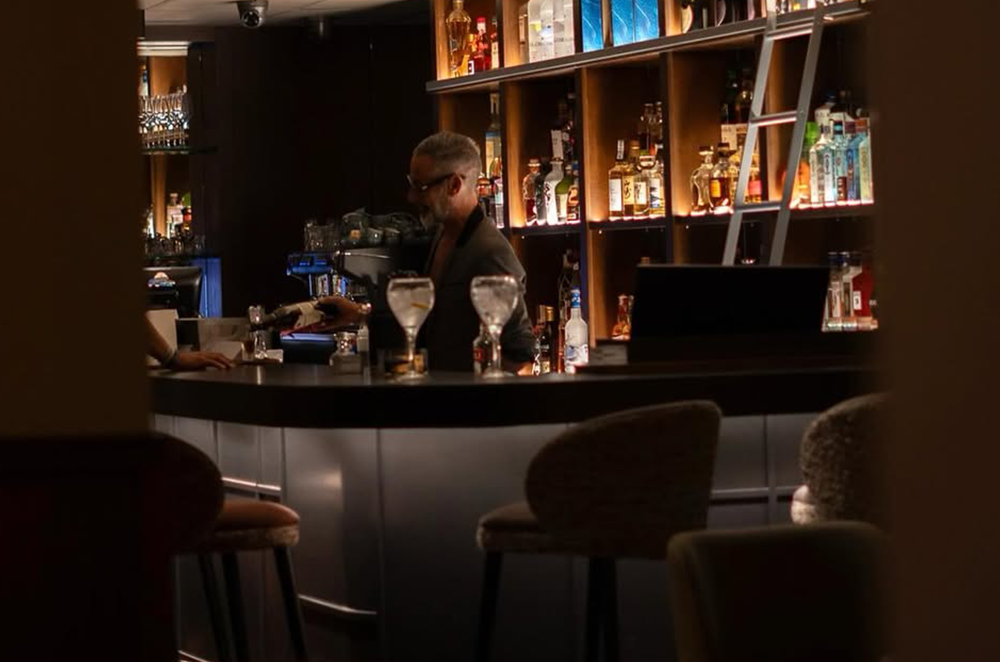 MEETING PLACE - Ambiente más selecto, especialistas en cocktails y con actuaciones en directo