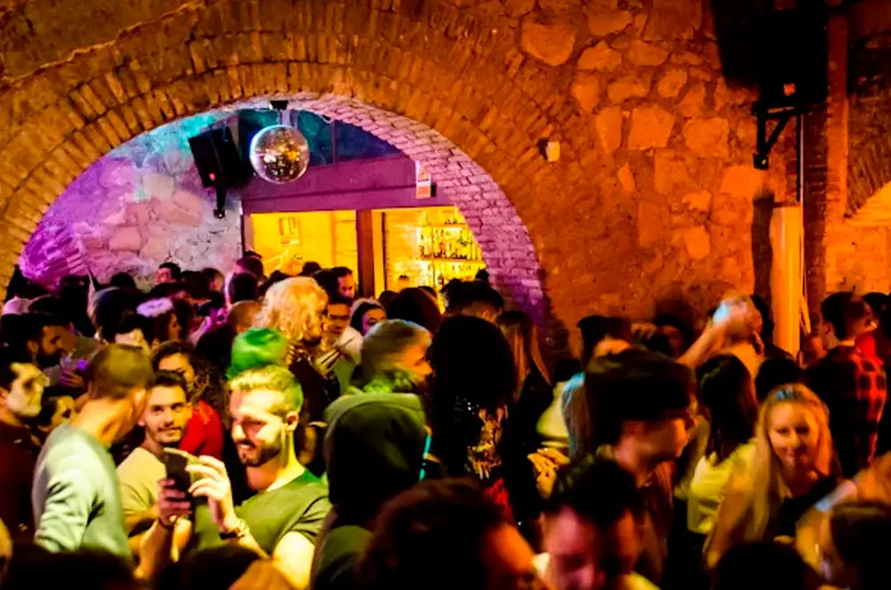 SALA MUSIK - Bajo los tendidos de la plaza de toros se encuentra esta discoteca con diferentes salas, un gran fin de fiesta