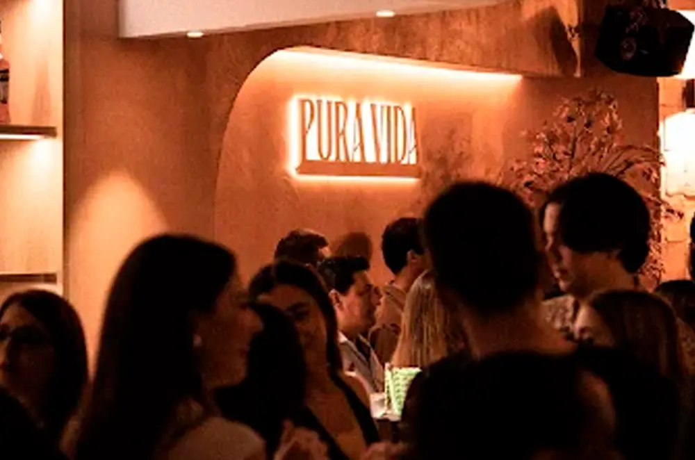 PURA VIDA - A los pies de la torre de la Catedral se encuentra este local con un ambiente un poco más relajado