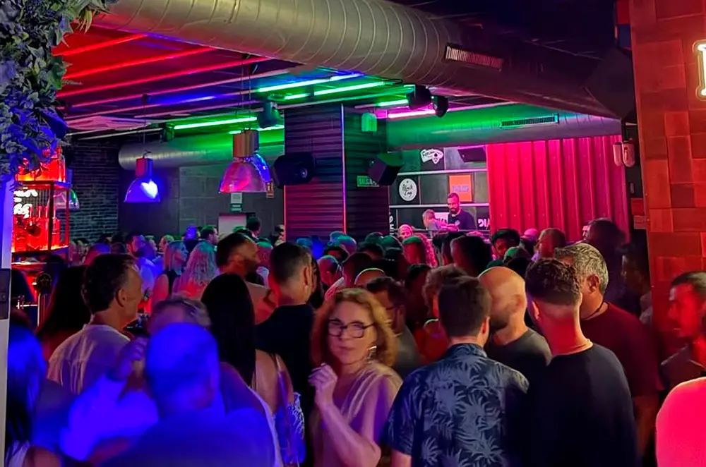 BLACK TAG - Música indie, perfecta para el tardeo en la zona de las tascas, cierra a las 00 h