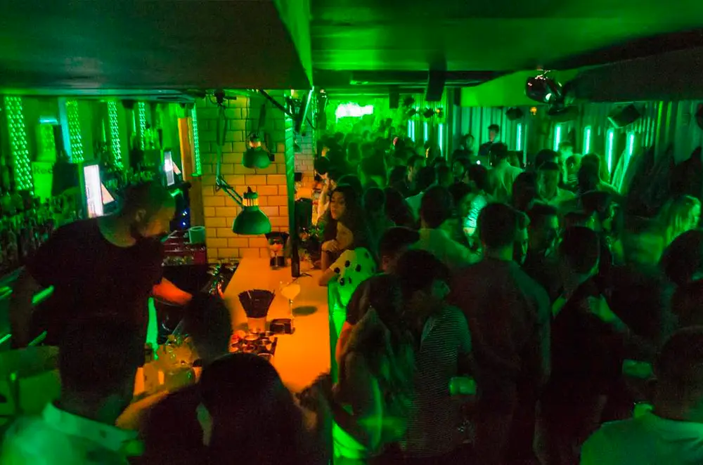 EL TALLER - La mezcla perfecta entre el postureo y el indie, gran ambiente de tarde y de noche